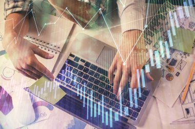 Kadın ve erkeğin birlikte çalışırken çifte pozlama ve hologram çizimi ön plana çıkarma. Finansal analiz konsepti. Bilgisayar arkaplanı. Üst Görünüm.