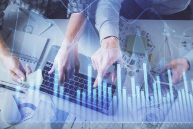 Kadın ve erkeğin birlikte çalışırken çifte pozlama ve hologram çizimi ön plana çıkarma. Finansal analiz konsepti. Bilgisayar arkaplanı. Üst Görünüm.