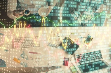 Birlikte çalışan kadın ve erkeğin çifte pozu ve finansal grafik hologramı çizimi. Pazar analizi konsepti. Bilgisayar arkaplanı. Üst Görünüm.