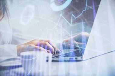 Bilgisayar ve ön grafik hologram çizimi üzerinde çalışan kadın elleri çift pozlama. Mali analiz kavramı.