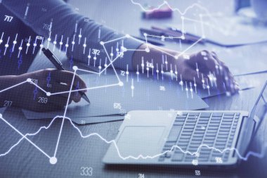 İş kadını ellerinin bilgisayar ve ön x çizelge hologramı çizimlerinde çifte pozlama. Mali analiz kavramı.