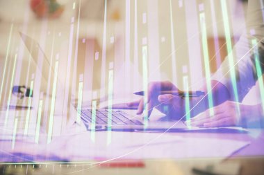 Bilgisayarda ve finansal grafik hologramında yazı yazan kadın ellerine çok maruz kalmış. Borsa analizi kavramı.