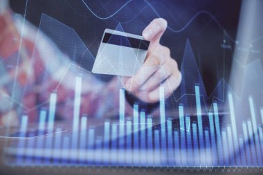 Ellerinde kredi kartı ve forex çizimi olan bir adamın çift pozu. İnternet E-ticaret kavramında hisse senedi ve dijital fintech.