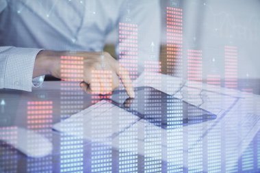 Erkeklerin el ele tutuşup dijital bir cihaz ve ön grafik çizimi kullanırken çift pozlama. Finansal piyasa kavramı.