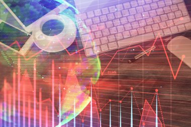 Masaüstünde telefonlu ön x grafik hologramına çift pozlama. Üst Manzara. Mobil ticaret platformu kavramı.