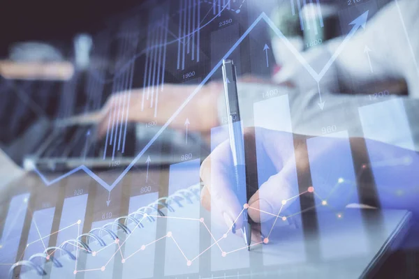 Doppelbelichtung des Devisendiagramms über Personen, die Notizen machen Hintergrund. Konzept der Finanzanalyse — Stockfoto