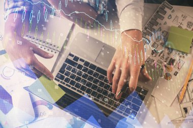 Kadın ve erkeğin birlikte çalışırken çifte pozlama ve hologram çizimi ön plana çıkarma. Finansal analiz konsepti. Bilgisayar arkaplanı. Üst Görünüm.