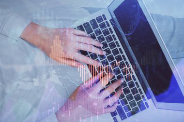 Bilgisayar ve ön x çizim hologramı üzerinde çalışan kadın elleri çift pozlama. Üst Manzara. Mali analiz kavramı.