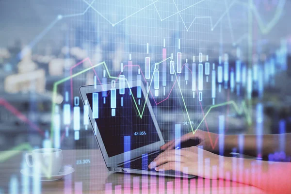 コンピュータと外国為替チャートのホログラム図面に入力するビジネス女性の手の二重露出。金融分析の考え方. — ストック写真