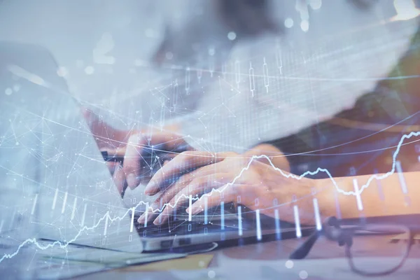 Multi blootstelling van de vrouw handen typen op de computer en financiële grafiek hologram tekening. Begrip effectenbeurs. — Stockfoto