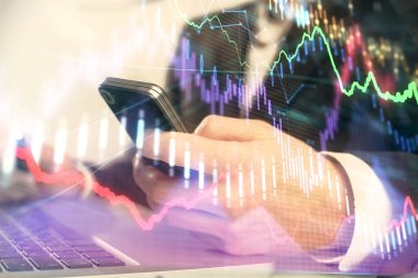 Erkeklerin el ele tutuşup dijital telefon ve forx grafik çizimleri kullanırken birden fazla pozlama. Finansal piyasa kavramı.