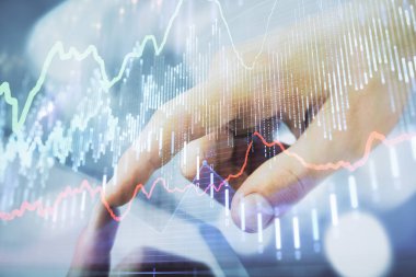 Bir adamın el ele tutuşup, telefon ve finansal çizim kullanırken birden fazla pozlama. Pazar analizi kavramı.