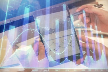 Bir adamın elini tutarken ve bir telefon ve finansal çizim kullanırken çift pozlama. Pazar analizi kavramı.