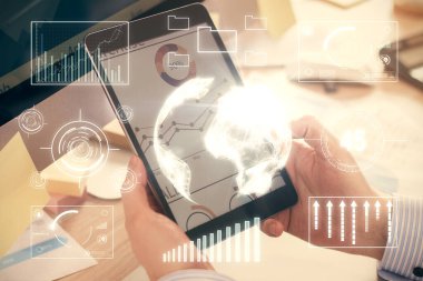 Bir adamın elini tutarken ve bir telefon ve finansal grafik çizimi kullanırken çift pozlama. Analiz kavramı.