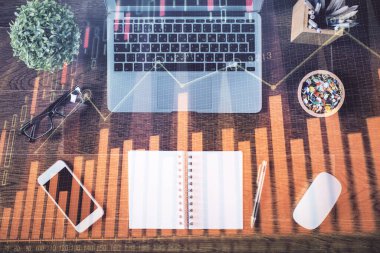 Borsa grafiği ve masa arkasındaki en üst görünüm bilgisayarı. Çoklu maruz kalma. Finansal eğitim kavramı.