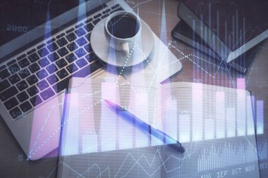 Borsa grafiği ve masa arkasındaki en üst görünüm bilgisayarı. Çoklu maruz kalma. Finansal eğitim kavramı.