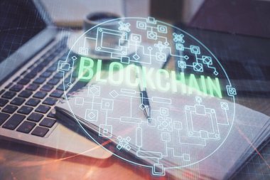 Masa arkasında kahve ve eşyalar olan kripto teknolojisi çizimi ve masaüstüne çifte maruz kalma. Engelleme zinciri kavramı