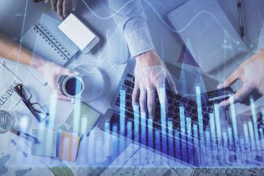 Kadın ve erkeğin birlikte çalışırken çifte pozlama ve hologram çizimi ön plana çıkarma. Finansal analiz konsepti. Bilgisayar arkaplanı. Üst Görünüm.