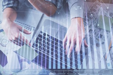 Kadın ve erkeğin birlikte çalışırken çifte pozlama ve hologram çizimi ön plana çıkarma. Finansal analiz konsepti. Bilgisayar arkaplanı. Üst Görünüm.