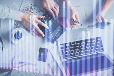 Birlikte çalışan kadın ve erkeğin çifte pozu ve finansal grafik hologramı çizimi. Pazar analizi konsepti. Bilgisayar arkaplanı. Üst Görünüm.