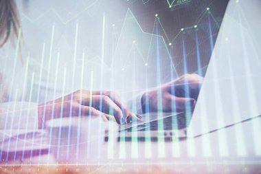 Bilgisayar ve ön grafik hologram çizimi üzerinde çalışan kadın elleri çift pozlama. Mali analiz kavramı.