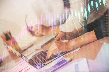 Bilgisayarda ve finansal grafik hologramında yazı yazan kadın ellerine çok maruz kalmış. Borsa analizi kavramı.