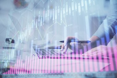 Bilgisayarda ve finansal grafik hologramında yazı yazan kadın ellerine çok maruz kalmış. Borsa analizi kavramı.