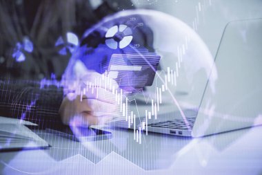 İnternetten alışveriş yapan kadının elinde kredi kartı ve mali grafik çizimi var. Borsa E-ticaret kavramı.