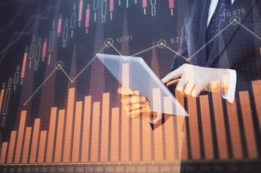 Erkeklerin el ele tutuşup dijital bir cihaz ve ön grafik çizimi kullanırken çift pozlama. Finansal piyasa kavramı.