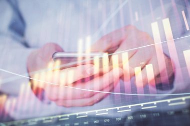 Erkeklerin el ele tutuşup dijital bir cihaz ve ön grafik çizimi kullanırken çift pozlama. Finansal piyasa kavramı.