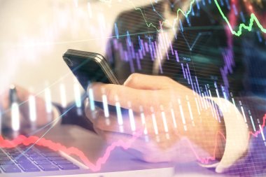 Erkeklerin el ele tutuşup dijital telefon ve forx grafik çizimleri kullanırken birden fazla pozlama. Finansal piyasa kavramı.