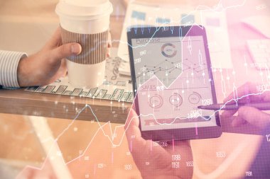 Bir adamın elini tutarken ve bir telefon ve finansal çizim kullanırken çift pozlama. Pazar analizi kavramı.