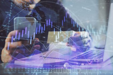 Bir adamın elini tutarken ve bir telefon ve finansal grafik çizimi kullanırken çift pozlama. Analiz kavramı.