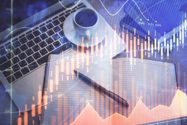 Borsa grafiği ve masa arkasındaki en üst görünüm bilgisayarı. Çoklu maruz kalma. Finansal eğitim kavramı.