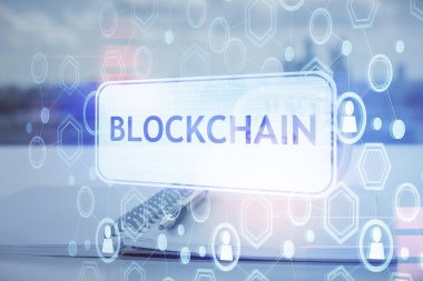 Blockchain temalı çizimler ve açık defter arkaplanı olan bir masa. Kripto para birimi kavramı