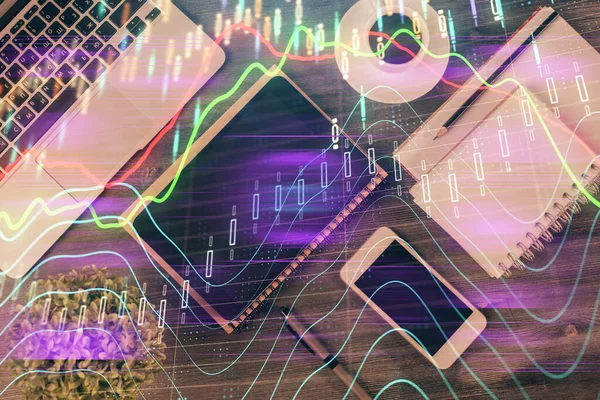 Doble exposición del holograma gráfico de divisas sobre el escritorio con el teléfono. Vista superior. Concepto de plataforma de comercio móvil. — Foto de Stock