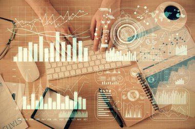 Erkeklerin ellerinin bilgisayar klavyesini ve forx grafik hologramını yazarken çoklu pozlama. Üst Manzara. Finans piyasası kavramı.