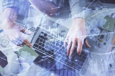 Kadın ve erkeğin birlikte çalışırken çifte pozlama ve hologram çizimi ön plana çıkarma. Finansal analiz konsepti. Bilgisayar arkaplanı. Üst Görünüm.