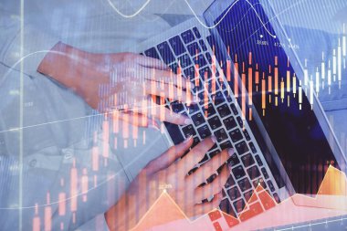 Bilgisayar ve ön x çizim hologramı üzerinde çalışan kadın elleri çift pozlama. Üst Manzara. Mali analiz kavramı.