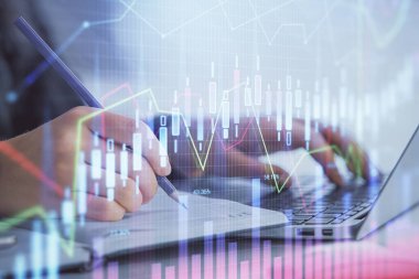 İş kadını ellerinin bilgisayar ve ön x çizelge hologramı çizimlerinde çifte pozlama. Mali analiz kavramı.