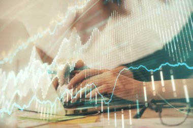 Bilgisayarda ve finansal grafik hologramında yazı yazan kadın ellerine çoklu maruz kalma. Borsa analizi kavramı.