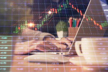 Bilgisayarda ve ön x grafik hologram çiziminde kadın eli yazarken çift pozlama. Borsa yatırım kavramı.