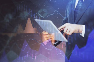 Erkeklerin el ele tutuşup dijital bir cihaz ve ön grafik çizimi kullanırken çift pozlama. Finansal piyasa kavramı.
