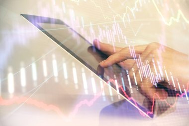 Erkeklerin el ele tutuşup dijital telefon ve forx grafik çizimleri kullanırken birden fazla pozlama. Finansal piyasa kavramı.