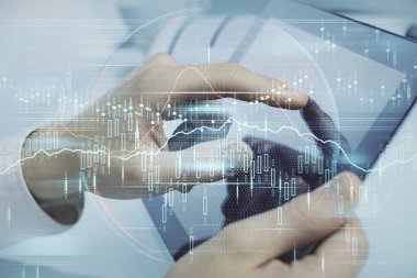 Bir adamın el ele tutuşup, telefon ve finansal çizim kullanırken birden fazla pozlama. Pazar analizi kavramı.