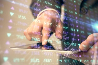 Bir adamın el ele tutuşup, telefon ve finansal çizim kullanırken birden fazla pozlama. Pazar analizi kavramı.