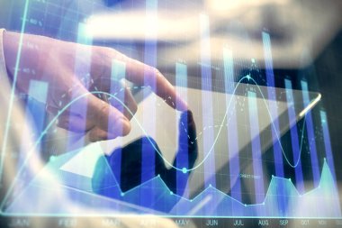 Bir adamın el ele tutuşup, telefon ve finansal çizim kullanırken birden fazla pozlama. Pazar analizi kavramı.