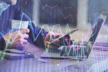 Bir adamın elini tutarken ve bir telefon ve finansal grafik çizimi kullanırken çift pozlama. Analiz kavramı.