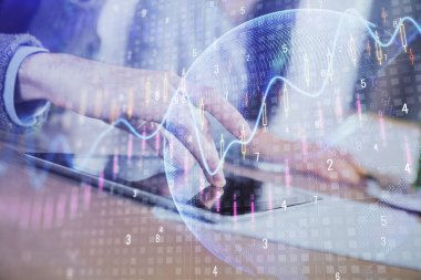 Önx grafik çizimine çifte maruz kalma ve kadın ve erkeğin birlikte çalışarak mobil bir cihaz kullanması. Ticaret konsepti.