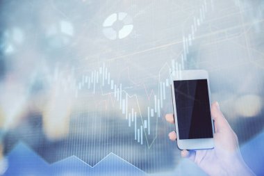 Ön x çizelgesine çift pozlama, hologram çizimi ve cep telefonu kullanan bir kadın. Borsa konsepti.